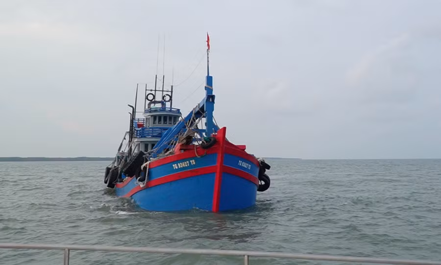 Tàu TG 93627 TS bị lực lượng phát hiện chở hơn 170 nghìn lít dầu DO trái phép.