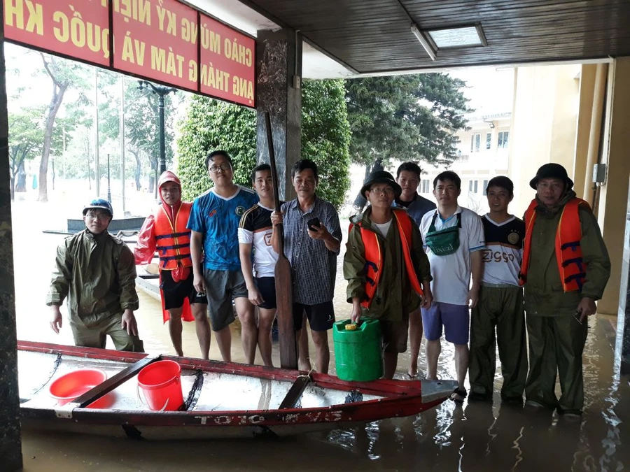 Trường ĐH Nông Lâm Huế hỗ trợ SV vùng thấp trũng di chuyển vào trú tại giảng đường