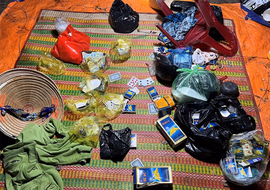 Tang vật thu giữ tại hiện trường và trên người các đối tượng (Ảnh: Tiến Tầm)