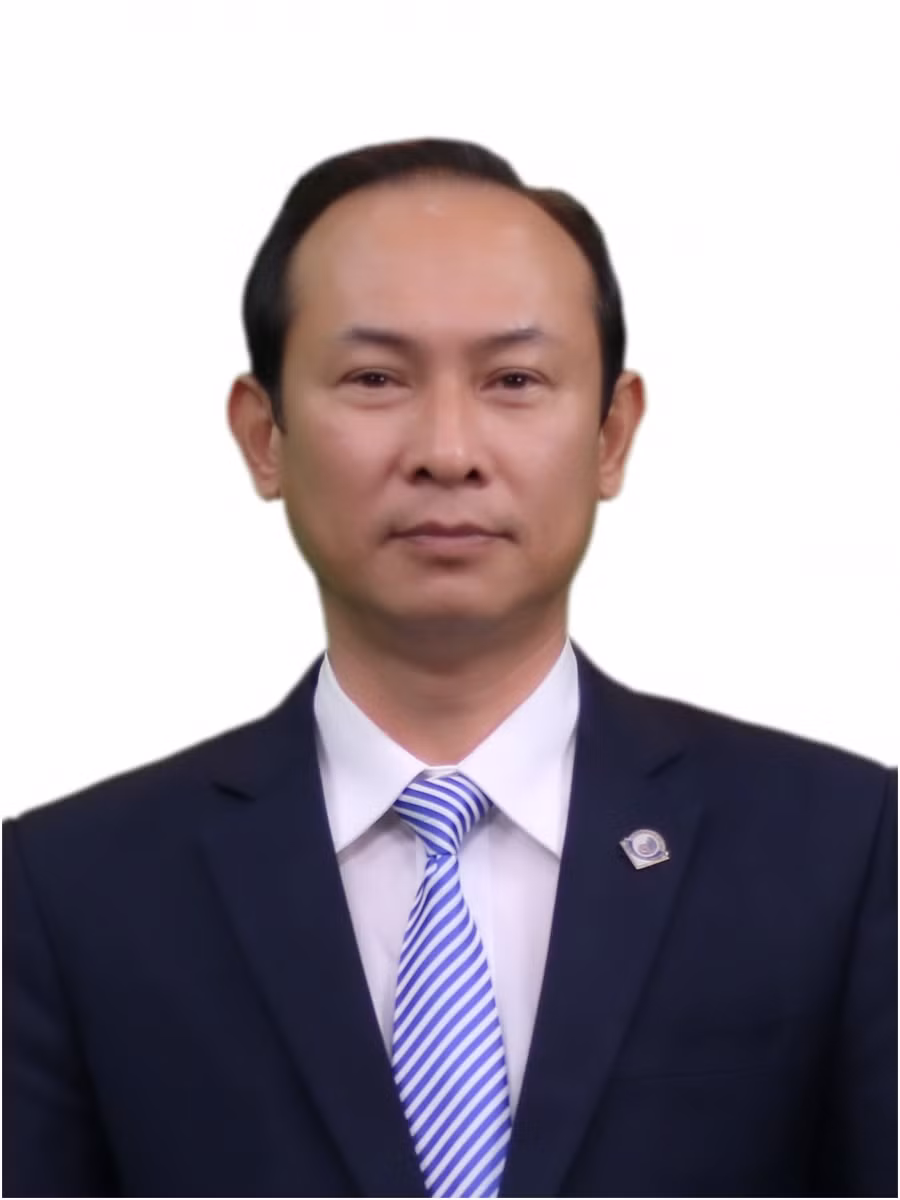 PGS.TS Trần Hữu Phúc - Hiệu trưởng Trường ĐH Ngoại ngữ, ĐH Đà Nẵng: "Tôi kêu gọi toàn thể giảng viên, viên chức, người lao động, học viên và sinh viên nhà trường nêu cao tinh thần trách nhiệm với bản thân và cộng đồng, hãy biến sự hàm ơn đối với các lực lượng phòng, chống dịch bằng việc nghiêm túc thực hiện các yêu cầu của các cấp và ngành y tế về phòng, chống dịch thực sự hiệu quả"