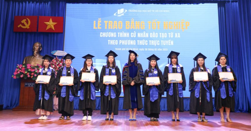 Lễ tốt nghiệp chương trình Cử nhân đào tạo từ xa theo phương thức trực tuyến, Trường Đại học Mở TPHCM năm 2023. Ảnh: OU Lễ tốt nghiệp chương trình Cử nhân đào tạo từ xa theo phương thức trực tuyến, Trường Đại học Mở TPHCM năm 2023. Ảnh: OU