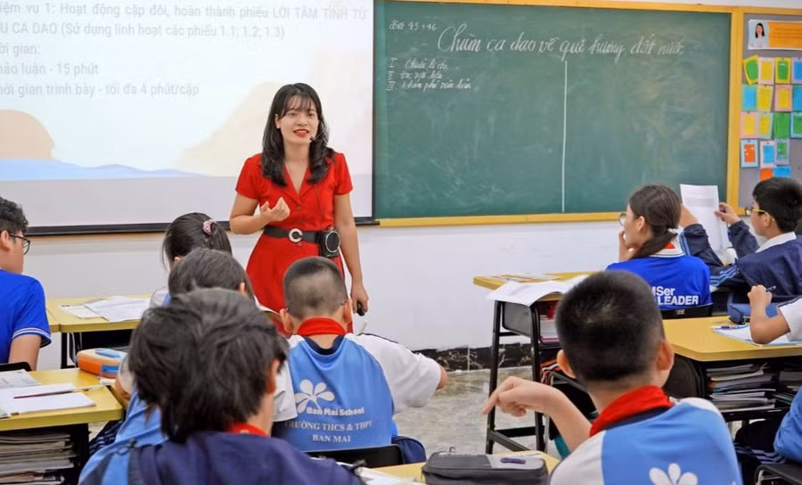 Cô trò Trường THCS - THPT Ban Mai (Hà Nội) trong giờ Ngữ văn. Ảnh: NVCC