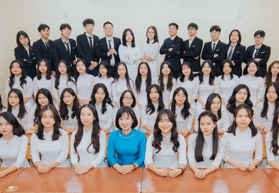 Cô Trần Thị Phương Mai (hàng trên, áo xanh) – giáo viên Ngữ văn Trường THPT Việt - Đức (Hà Nội) và học trò. Ảnh: NVCC