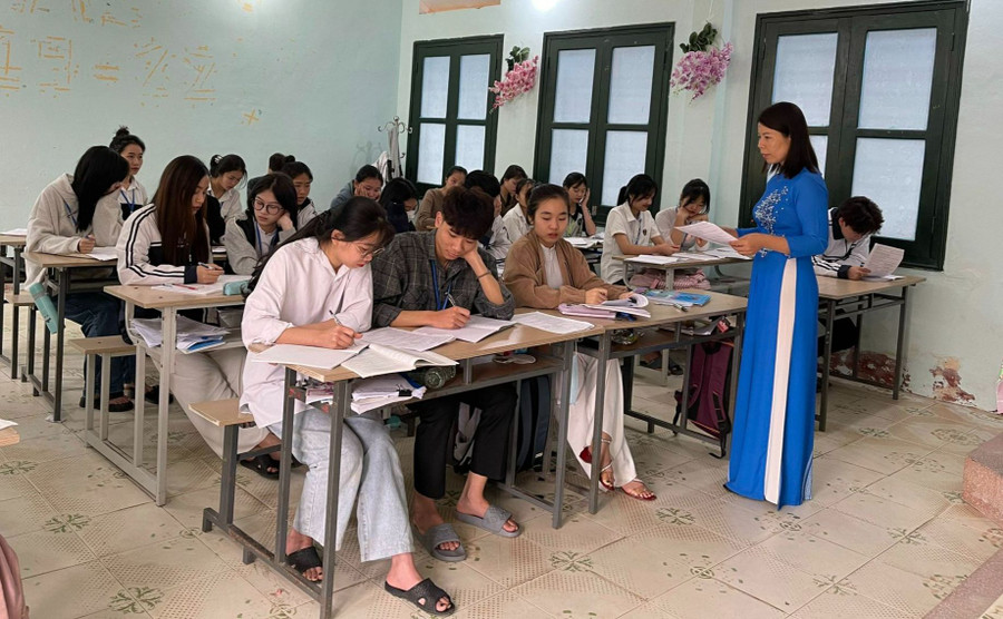 Cô trò Trường THPT Quan Sơn (Thanh Hóa) trong giờ học. Ảnh: NTCC