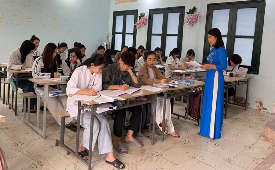 Cô trò Trường THPT Quan Sơn (Thanh Hóa) trong giờ học. Ảnh: NTCC