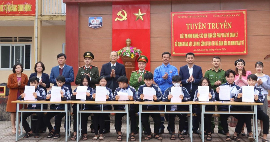 Học sinh Trường THPT Nguyễn Huệ (huyện Kỳ Anh) ký cam kết thực hiện nghiêm các quy định pháp luật trong dịp Tết Nguyên đán. Học sinh Trường THPT Nguyễn Huệ (huyện Kỳ Anh) ký cam kết thực hiện nghiêm các quy định pháp luật trong dịp Tết Nguyên đán.