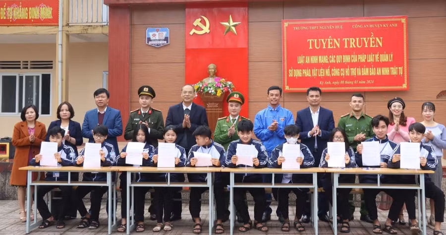 Học sinh Trường THPT Nguyễn Huệ (huyện Kỳ Anh) ký cam kết thực hiện nghiêm các quy định pháp luật trong dịp Tết Nguyên đán.