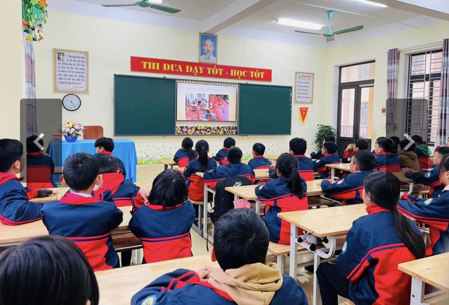 Giáo dục pháp luật cho học sinh Trường THCS Trần Bình Trọng (huyện Kỳ Anh) qua video. Giáo dục pháp luật cho học sinh Trường THCS Trần Bình Trọng (huyện Kỳ Anh) qua video.