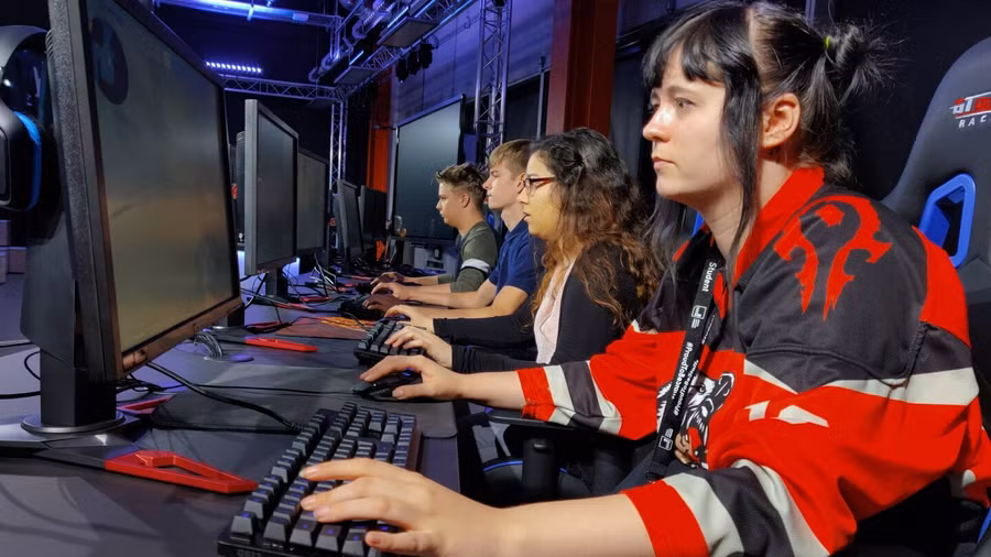 Một tiết học về eSports của sinh viên Đại học Staffordshire. Ảnh: AP