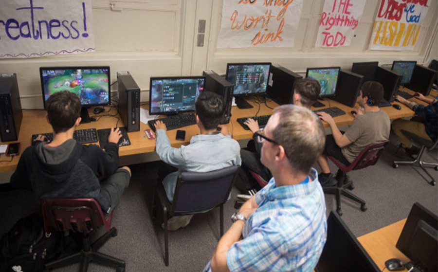 Esport League (High school Esport League – HSEL) tại Kansas, Hoa Kỳ, là nơi đầu tiên triển khai chương trình giảng dạy eSport tại bậc trung học. Ảnh minh họa: INT Esport League (High school Esport League – HSEL) tại Kansas, Hoa Kỳ, là nơi đầu tiên triển khai chương trình giảng dạy eSport tại bậc trung học. Ảnh minh họa: INT