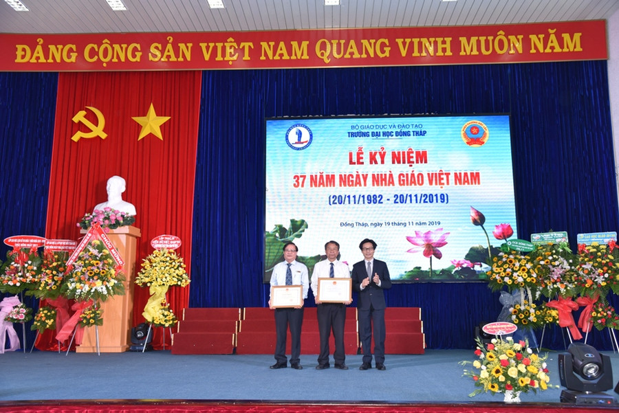 Trường ĐH Đồng Tháp nhận Bằng khen của Bộ GD&ĐT.