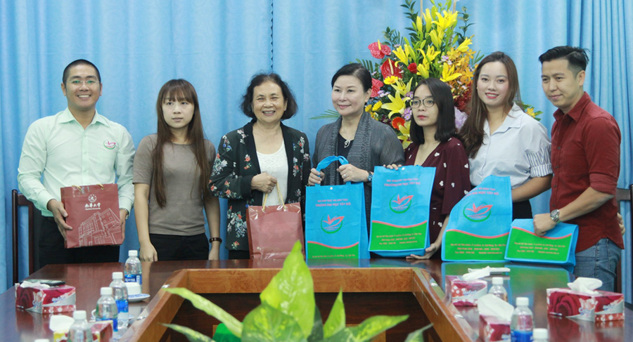 Đoàn Trường Đại học Nam Hoa chụp ảnh lưu niệm cùng với Trường ĐH Tây Đô. Đoàn Trường Đại học Nam Hoa chụp ảnh lưu niệm cùng với Trường ĐH Tây Đô.