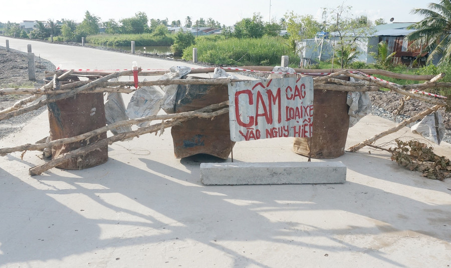 Địa phương kết hợp với đơn vị thi công rào chắn, gắn biển báo nguy hiểm đoạn đê sụt lún