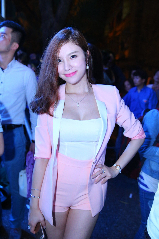 Hot girl Hạnh Sino hở bạo khi về “chung nhà” với Tuấn Hưng ảnh 8 Hot girl Hạnh Sino hở bạo khi về “chung nhà” với Tuấn Hưng ảnh 8