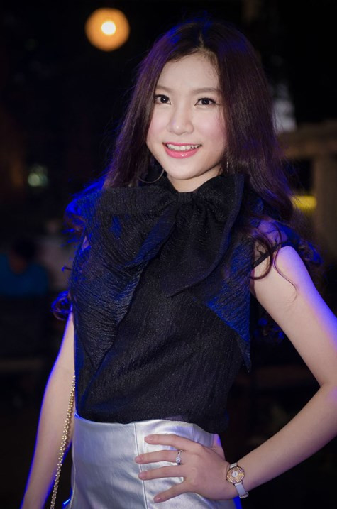 Hot girl Hạnh Sino hở bạo khi về “chung nhà” với Tuấn Hưng ảnh 6 Tháng 3/2014, Hạnh Sino chính thức đầu quân cho công ty HAT của Tuấn Hưng. Cũng từ thời điểm này, phong cách thời trang của hot girl Hà Thành bắt đầu có sự thay đổi.