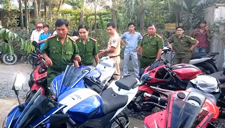 14h chiều 31/12/2015, lực lượng Công an huyện Cần Giuộc (tỉnh Long An) đã kiểm tra hành chính tại ấp Tân Điền, xã Long Thượng phát hiện nhiều xe mô tô phân khối lớn đang được gia công, lưu giữ tại đây.