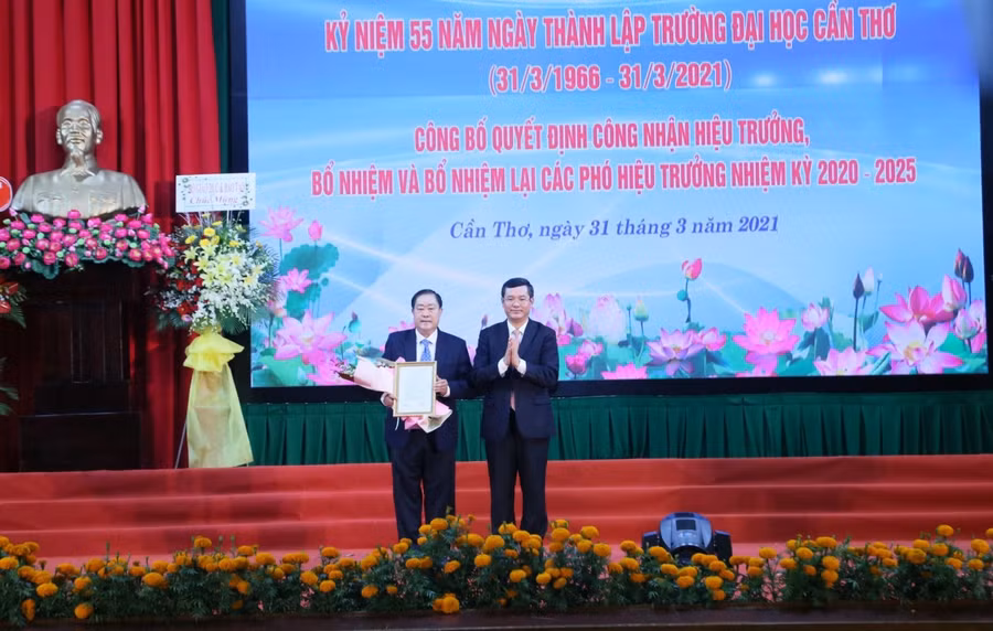 Thứ trưởng Bộ GD&ĐT Nguyễn Văn Phúc trao Quyết định của Bộ trưởng Bộ GD&ĐT công nhận GS Hà Thanh Toàn giữ chức vụ Hiệu trưởng Trường ĐH Cần Thơ nhiệm kỳ 2020 - 2025.