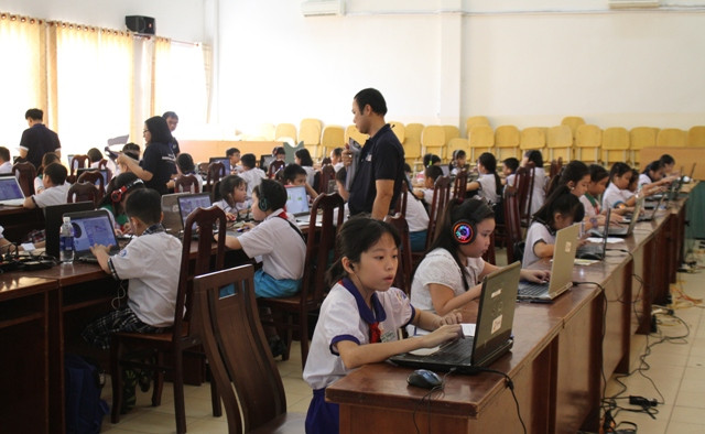HS tiểu học TP Cần Thơ đang học lập trình trên máy tính. Ảnh: T.G