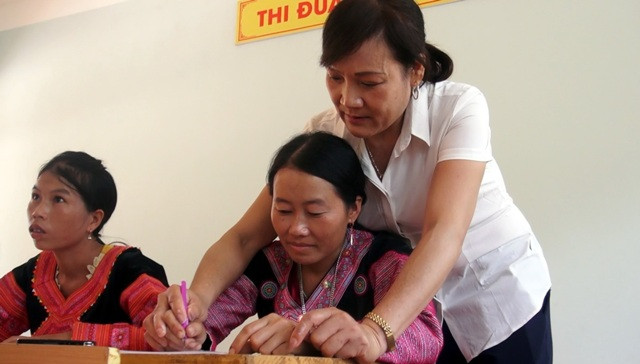 Lớp xóa mù chữ cho người lớn. Ảnh: T.G Lớp xóa mù chữ cho người lớn. Ảnh: T.G