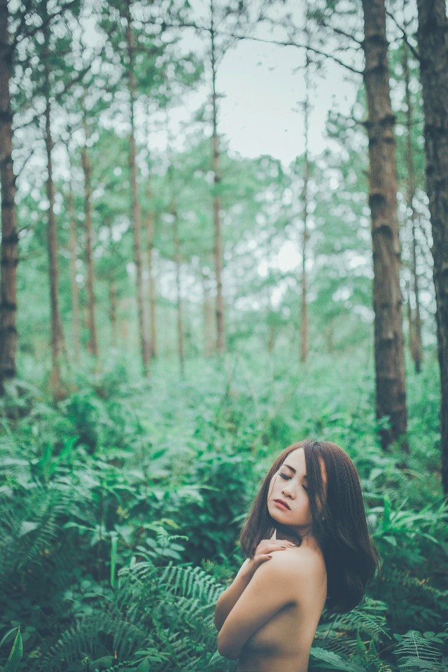 Bí mật giờ mới kể về bộ ảnh cô gái khỏa thân giữa rừng vắng ảnh 3 Bí mật giờ mới kể về bộ ảnh cô gái khỏa thân giữa rừng vắng ảnh 3