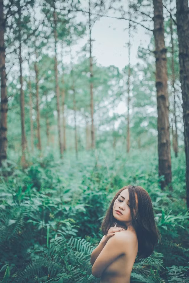 Bí mật giờ mới kể về bộ ảnh cô gái khỏa thân giữa rừng vắng ảnh 3