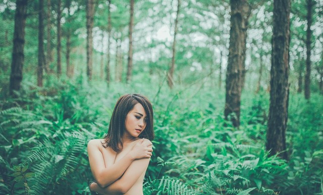 Bí mật giờ mới kể về bộ ảnh cô gái khỏa thân giữa rừng vắng ảnh 4 Bí mật giờ mới kể về bộ ảnh cô gái khỏa thân giữa rừng vắng ảnh 4
