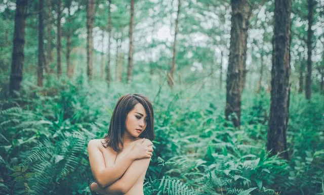Bí mật giờ mới kể về bộ ảnh cô gái khỏa thân giữa rừng vắng ảnh 4