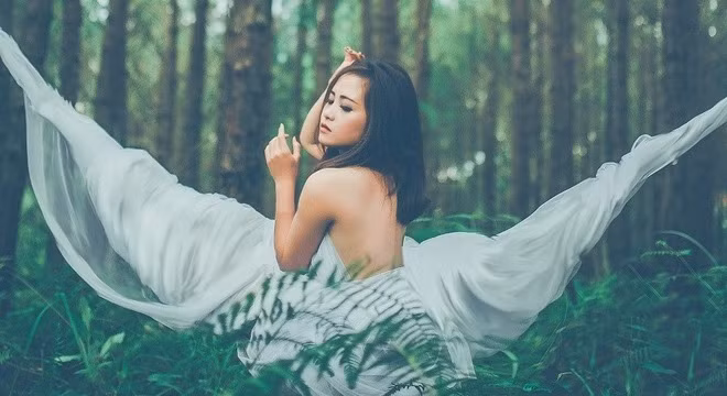 Bí mật giờ mới kể về bộ ảnh cô gái khỏa thân giữa rừng vắng