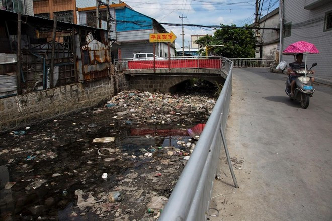 Rác thải tại Guiyu. Nhiều chất gây ô nhiễm, kim loại nặng và hóa chất bị thải ra sông gần các xưởng, làm bẩn nguồn nước và ảnh hưởng tới sức khỏe người dân. 1