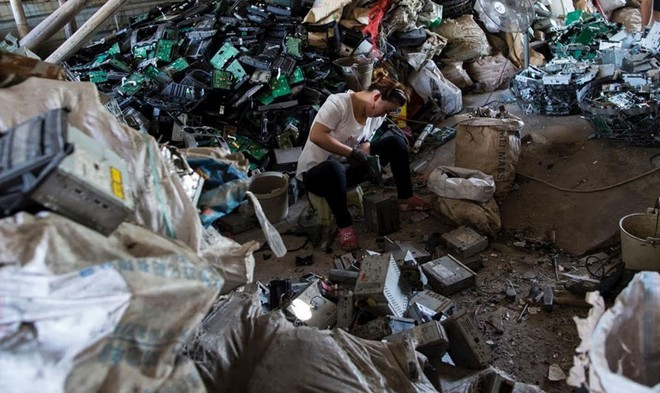 Phụ nữ cũng tham gia vào quá trình tái chế các thiết bị công nghệ. 1