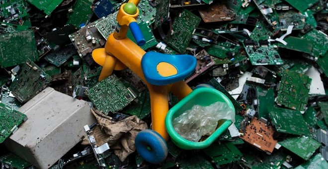 Theo nghiên cứu của Đại học Shantou, không khí và nguồn nước tại Guiyu ô nhiễm nặng vì bụi kim loại. Trẻ em ở đây có nồng độ chì trong máu cao bất thường. 1