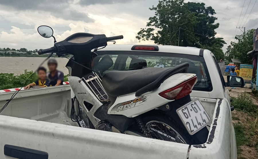 Lực lượng Công an thu hồi chiếc xe máy tang vật trả lại cho bị hại. (Ảnh: Tiến Tầm) Lực lượng Công an thu hồi chiếc xe máy tang vật trả lại cho bị hại. (Ảnh: Tiến Tầm)