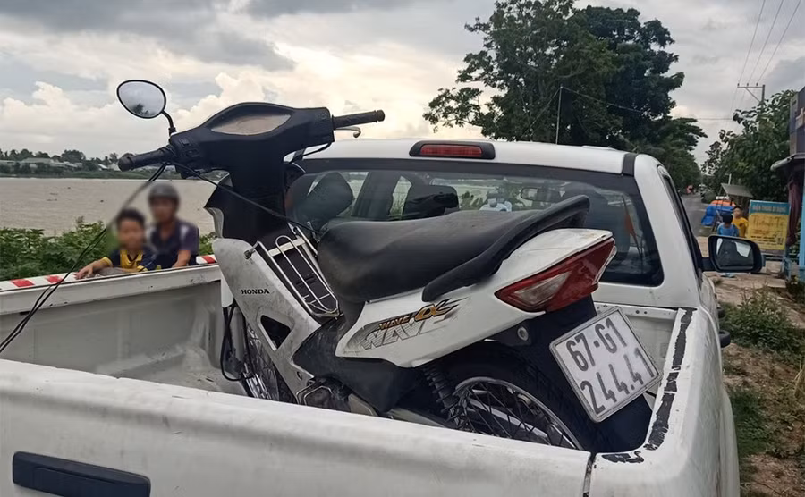 Lực lượng Công an thu hồi chiếc xe máy tang vật trả lại cho bị hại. (Ảnh: Tiến Tầm)