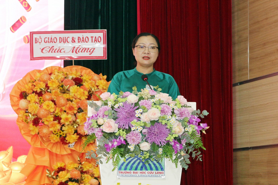 Bà Nguyễn Thị Quyên Thanh - Phó Chủ tịch UBND tỉnh Vĩnh Long phát biểu tại buổi lễ. Bà Nguyễn Thị Quyên Thanh - Phó Chủ tịch UBND tỉnh Vĩnh Long phát biểu tại buổi lễ.