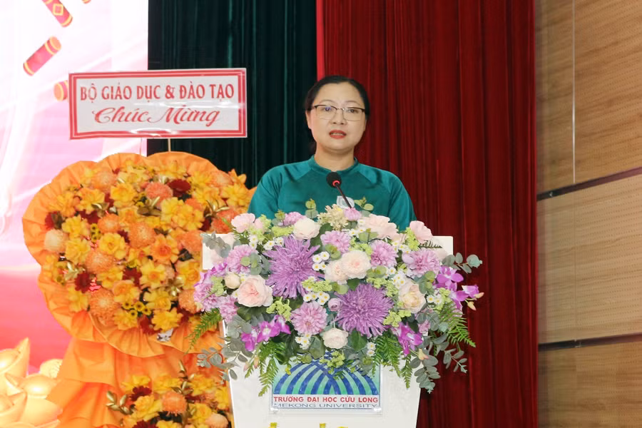 Bà Nguyễn Thị Quyên Thanh - Phó Chủ tịch UBND tỉnh Vĩnh Long phát biểu tại buổi lễ.