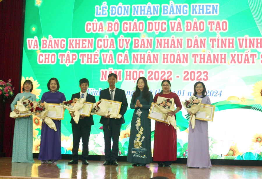 TS Nguyễn Thị Hạnh - Phó Vụ trưởng Vụ Thi đua khen thưởng trao Bằng khen của Bộ GD&ĐT cho tập thể có thành tích xuất sắc. TS Nguyễn Thị Hạnh - Phó Vụ trưởng Vụ Thi đua khen thưởng trao Bằng khen của Bộ GD&ĐT cho tập thể có thành tích xuất sắc.
