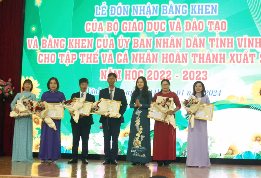 TS Nguyễn Thị Hạnh - Phó Vụ trưởng Vụ Thi đua khen thưởng trao Bằng khen của Bộ GD&amp;ĐT cho tập thể có thành tích xuất sắc.