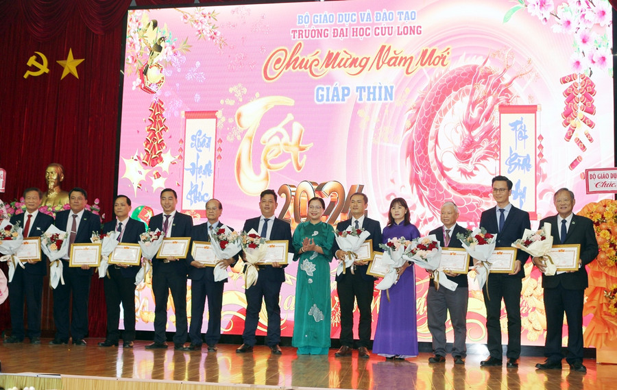 Bà Nguyễn Thị Quyên Thanh - Phó Chủ tịch UBND tỉnh Vĩnh Long trao Bằng khen của UBND tỉnh cho tập thể có thành tích xuất sắc. Bà Nguyễn Thị Quyên Thanh - Phó Chủ tịch UBND tỉnh Vĩnh Long trao Bằng khen của UBND tỉnh cho tập thể có thành tích xuất sắc.