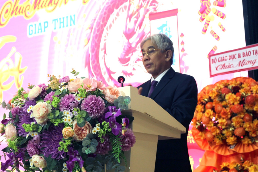 PGS.TS Lương Minh Cừ - Bí thư Đảng ủy, Hiệu trưởng Trường ĐH Cửu Long phát biểu tại buổi lễ. PGS.TS Lương Minh Cừ - Bí thư Đảng ủy, Hiệu trưởng Trường ĐH Cửu Long phát biểu tại buổi lễ.