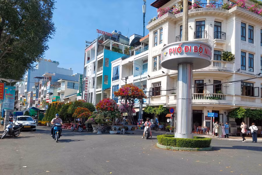 Chợ hoa xuân khu vực bến Ninh Kiều, TP Cần Thơ.