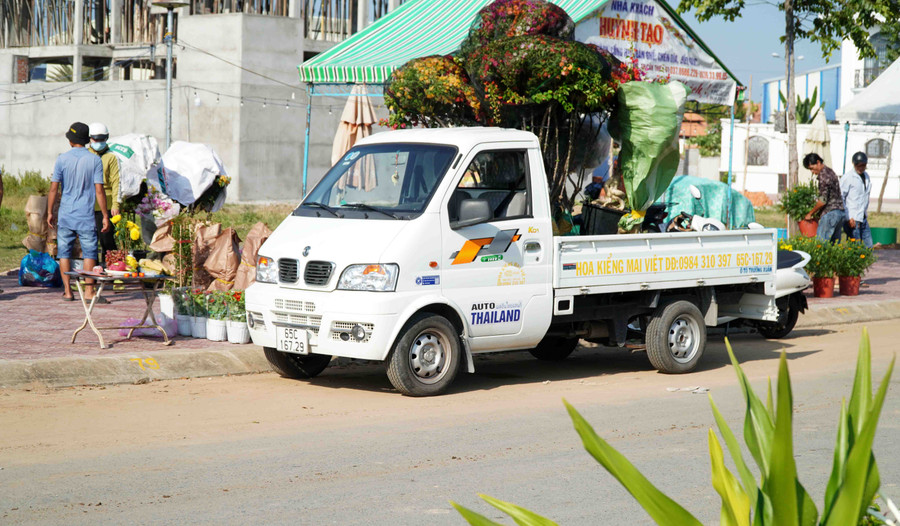 Giao thông thuận lợi cho tiểu thương vận chuyển hàng hóa và mua bán hoa kiểng dịp Tết. Giao thông thuận lợi cho tiểu thương vận chuyển hàng hóa và mua bán hoa kiểng dịp Tết.