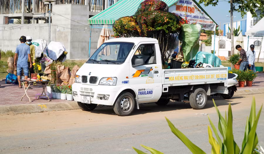 Giao thông thuận lợi cho tiểu thương vận chuyển hàng hóa và mua bán hoa kiểng dịp Tết.