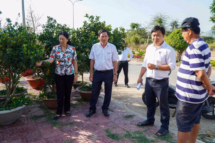 Đại diện Sở Công thương TP Cần Thơ thăm hỏi nhà vườn, tiểu thương trong ngày đầu mở bán hoa kiểng.