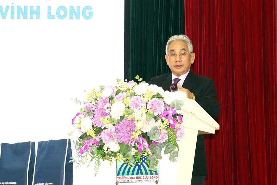 PGS.TS Lương Minh Cừ - Bí thư Đảng ủy, Hiệu trưởng Trường ĐH Cửu Long phát biểu tại buổi trao quà.