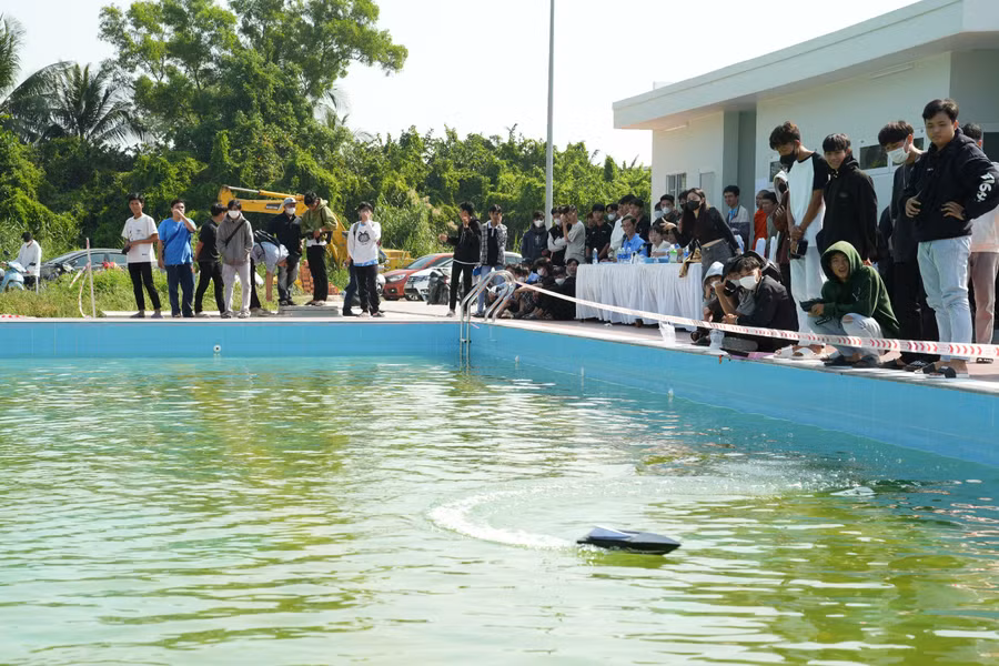 Vòng chung kết Cuộc thi sáng tạo mô hình thuyền mini với chủ đề “Hành trình năng lượng xanh”.