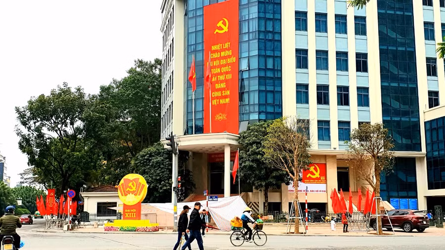 Hà Nội trang hoàng rực rỡ cờ hoa chào mừng Đại hội XIII của Đảng ảnh 4