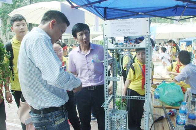 Mô hình thang máy là sản phẩm trưng bày khá đặc biệt của học sinh lớp 6A8. Sản phẩm do thạc sĩ, kĩ sư cơ điện Dương Trung Hiếu chế tạo trên các vật liệu có sẵn; đặc biệt chỉ sử dụng 100% các kiến thức vật lý và công nghệ trong chương trình THCS. Do vậy, đây là mô hình trực quan tốt cho học sinh tham quan, học tập.