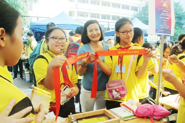 Băng rôn đỏ in dòng chữ "Giảng Võ là nhà" là sản phẩm ý nghĩa của các học sinh lớp 6A8, thực hiện trong ngày hội