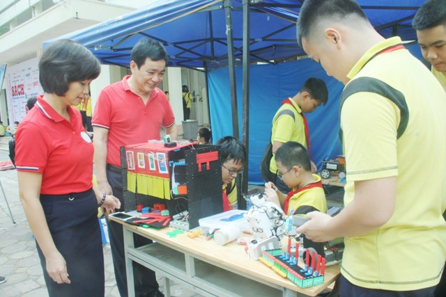 Tại ngày hội, còn rất nhiều trải nghiệm phong phú khác với sách và thiết bị khoa học thu hút đông đảo học sinh. Những hoạt động sáng tạo và lý thú này thực sự giúp học sinh “học mà chơi, chơi mà học”.