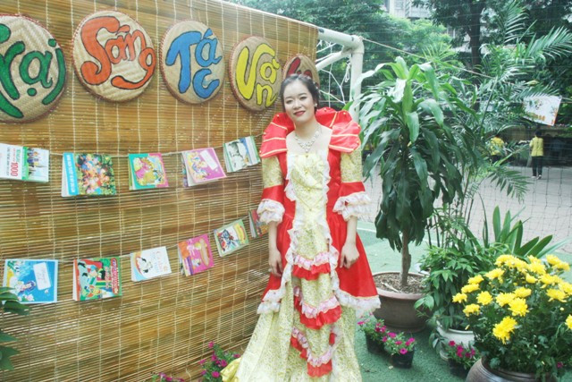 Cô giáo hóa thân thành nhân vật thời xưa khiến Trại sáng tác văn học - một góc trải nghiệm trong ngày hội - thêm hấp dẫn. Đây là nơi học sinh được bồi đắp thêm niềm đam mê văn học cũng như kích thích văn hóa đọc trong nhà trường.